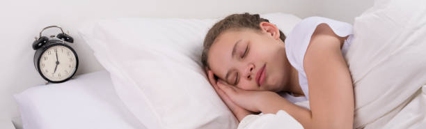 istock long concept girl in bed with clock for signal 895409916