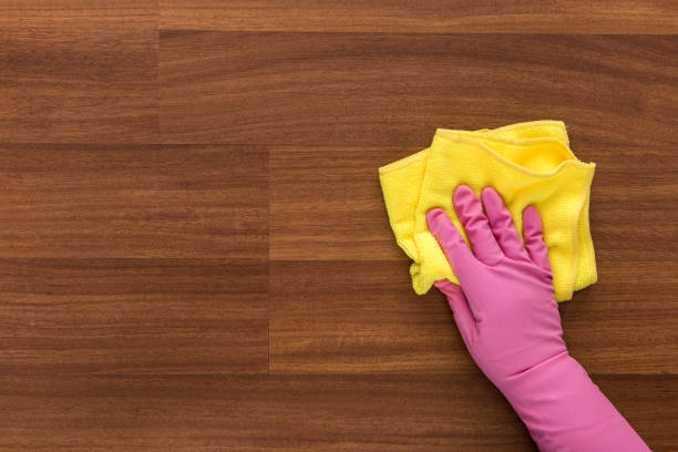 tavolo di pulizia con guanti per lavare i piatti - chores wood wet indoors foto e immagini stock