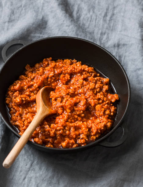 istock Chicken bolognese sauce in a pan on a gray background 895441054