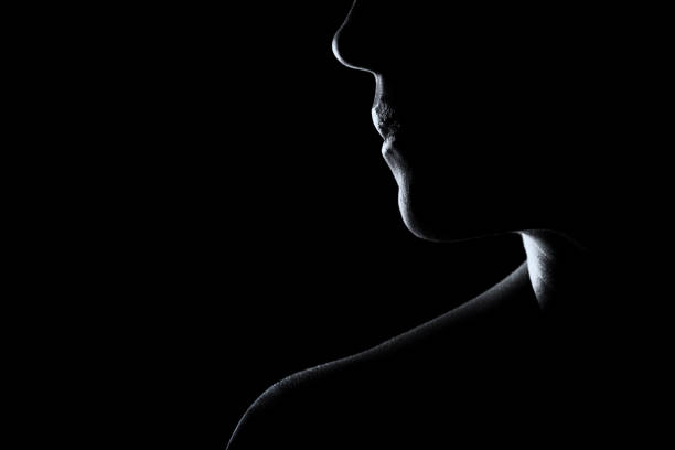 Silhouette d’un visage de femme en noir et blanc avec éclairage de jante - Photo