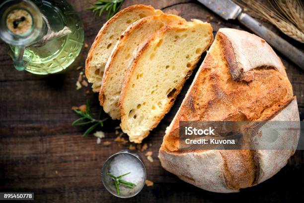 Pagnotta Di Pane Rustico Fatto In Casa - Fotografie stock e altre immagini di Pane - Pane, Pane in cassetta, Puglia