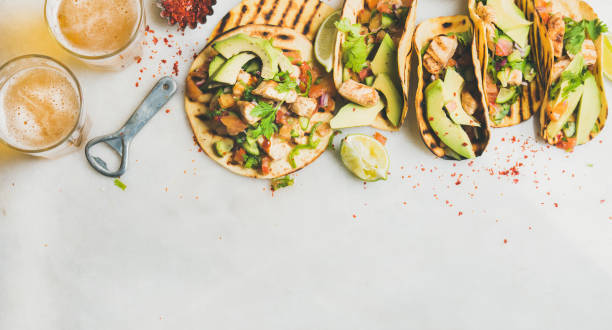 tortillas de maíz saludable con pollo a la plancha, aguacate, limón, cerveza - guacamole mexican cuisine avocado food fotografías e imágenes de stock