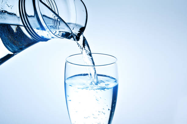 świeżą wodę pitną wlewa się do szklanki - drinking water drink men zdjęcia i obrazy z banku zdjęć