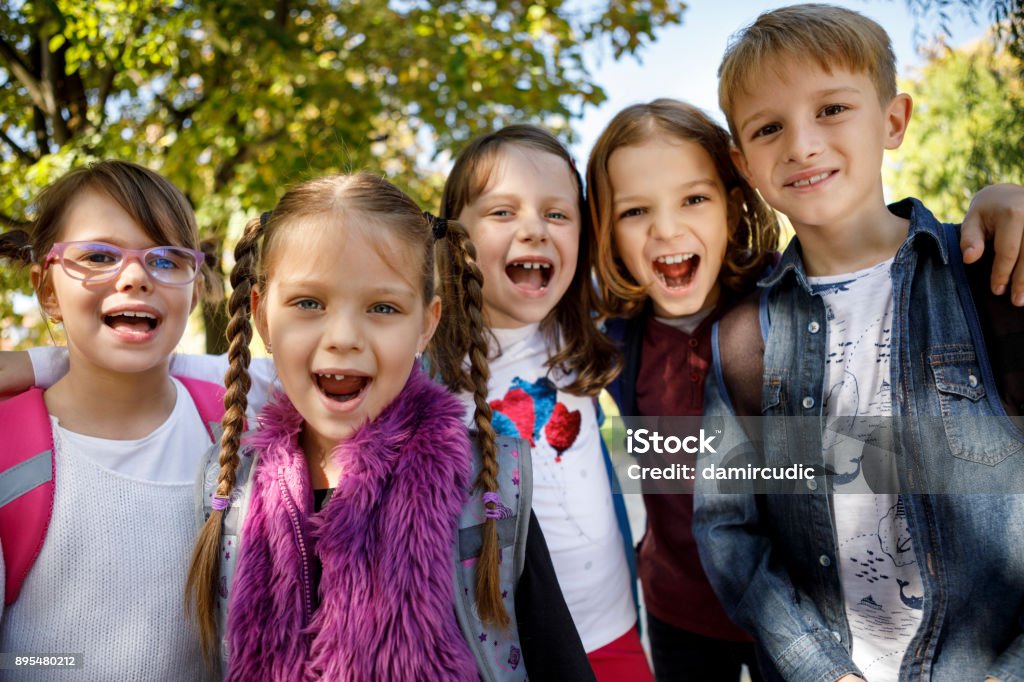 Kinder schreien im freien zusammen - Lizenzfrei Schulkind Stock-Foto