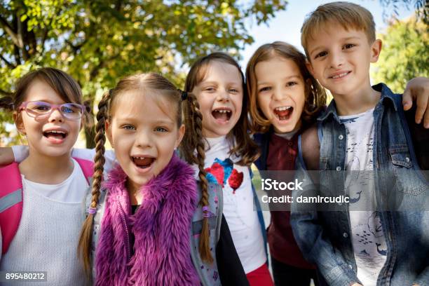 Kinder Schreien Im Freien Zusammen Stockfoto und mehr Bilder von Schulkind - Schulkind, Ankündigung, Schulhof