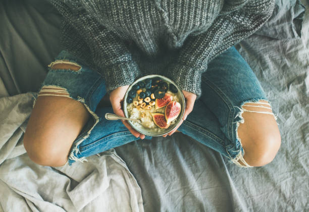 istock Healthy vegetarian dieting winter breakfast in bed concept 895480574