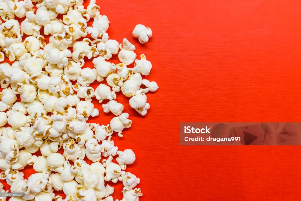 Leckere gesalzene Popcorn auf rotem Hintergrund isoliert - Lizenzfrei Popcorn Stock-Foto