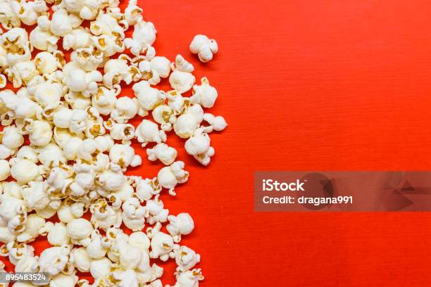Leckere Gesalzene Popcorn Auf Rotem Hintergrund Isoliert Stockfoto und mehr Bilder von Popcorn