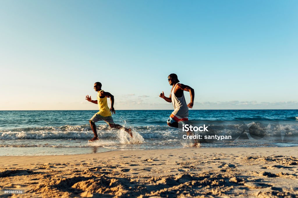 Dois amigos cubanos se divertindo na praia. - Foto de stock de Praia royalty-free