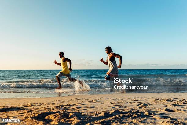Foto de Dois Amigos Cubanos Se Divertindo Na Praia e mais fotos de stock de Praia - Praia, Correr, Afro-americano