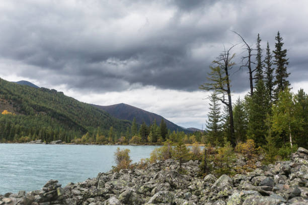 istock Medial Multinskiye lake, Altai mountains autumn landscape 895513538
