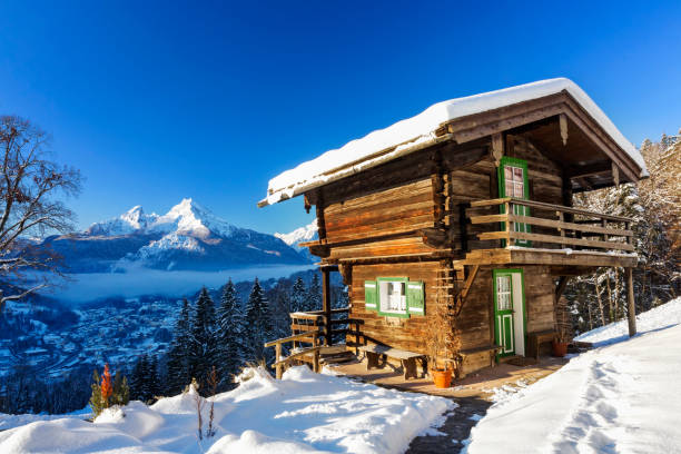 paese delle meraviglie invernale con chalet di montagna nelle alpi - nationalpark berchtesgaden - hut winter snow mountain foto e immagini stock