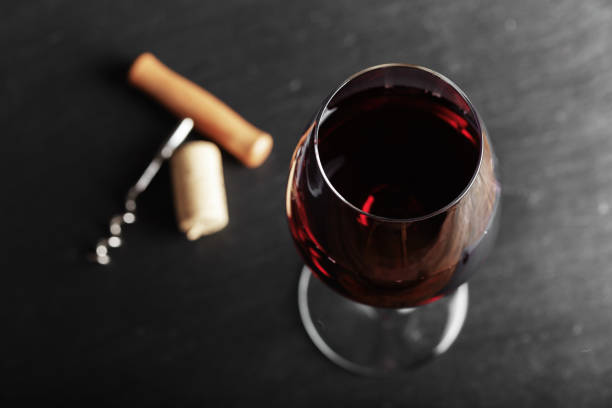 copo de vinho tinto com um saca-rolhas de vinho. - wine red wine glass bar counter - fotografias e filmes do acervo