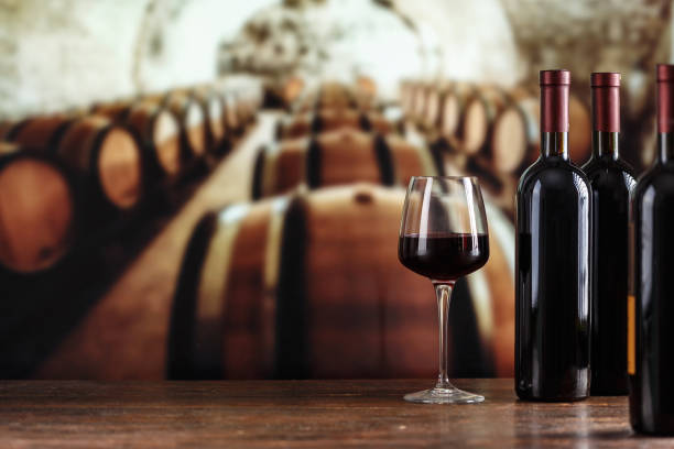 bodega con botella de vino y vasos. - wine cellar fotografías e imágenes de stock