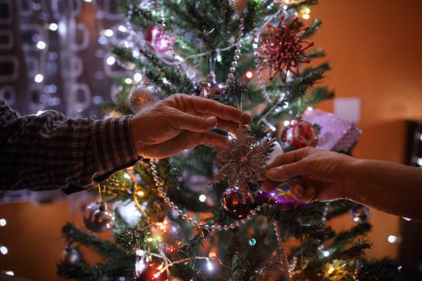 istock Senior couple decorating Christmas tree 895535272
