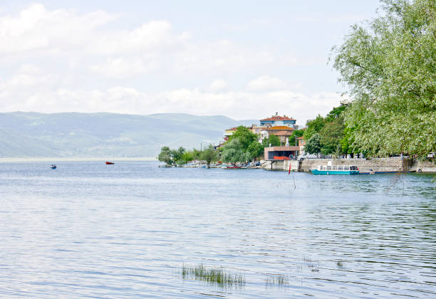 pueblo de la isla de golyazi en el lago uluabat, bursa, turquía - turkish culture turkey fishing boat fishing fotografías e imágenes de stock