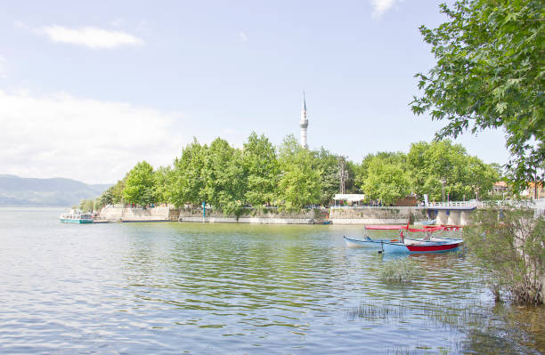 pueblo de la isla de golyazi en el lago uluabat, bursa, turquía - turkish culture turkey fishing boat fishing fotografías e imágenes de stock