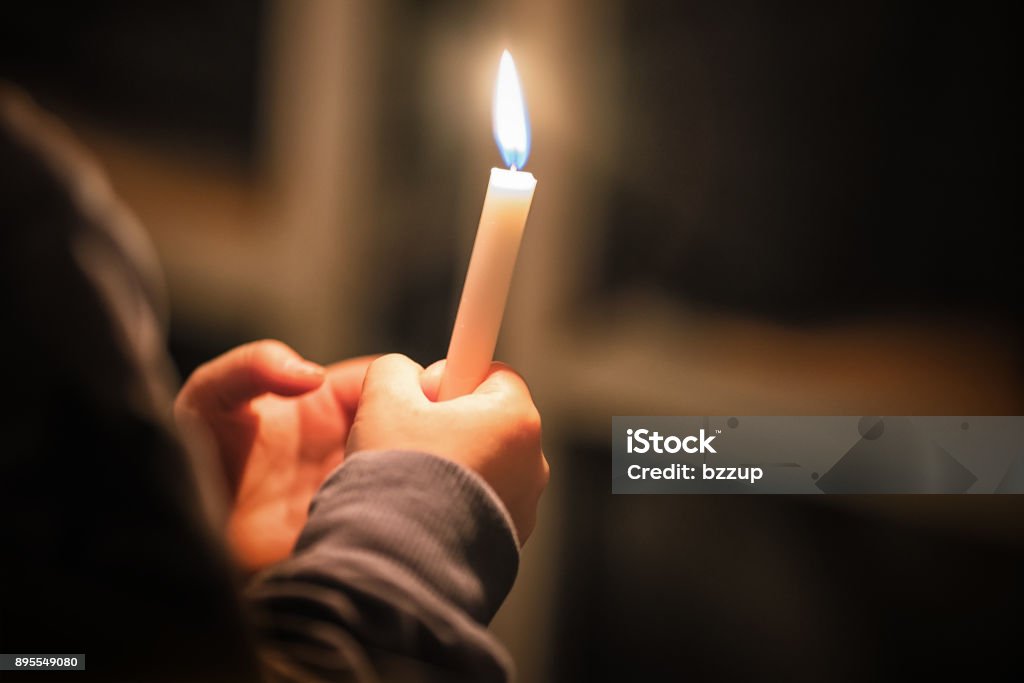 Los niños están manejando velas en los vestidos de la tradicional. Celebración del día de Lucía en Suecia. - Foto de stock de Vela - Equipo de iluminación libre de derechos