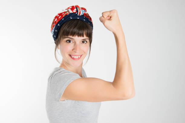 una mujer fuerte que muestra su bíceps - human muscle women bicep girl power fotografías e imágenes de stock