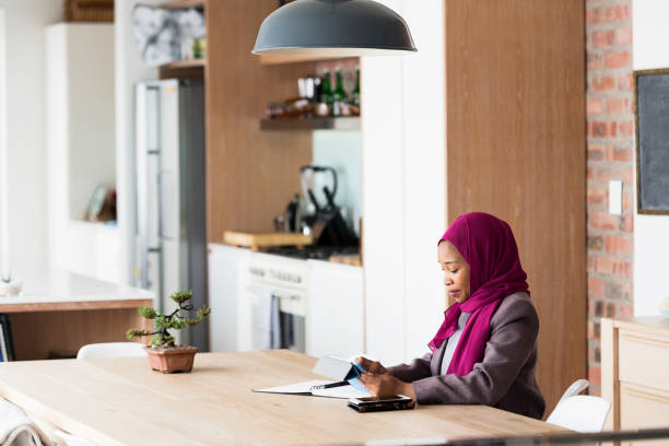 istock Pregnant woman working from home 895595454