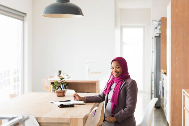 istock Pregnant woman working from home 895595554