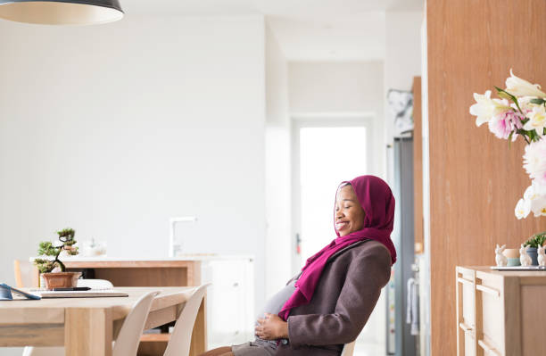 istock Pregnant woman working from home 895597624
