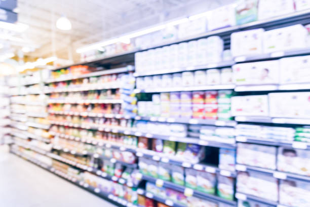 istock Blurred lotion and hand soaps shelves  in retail store 895600318