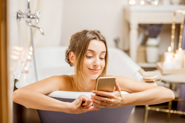 mujer bañándose en el cuarto de baño retro - bathtub women bathroom relaxation fotografías e imágenes de stock