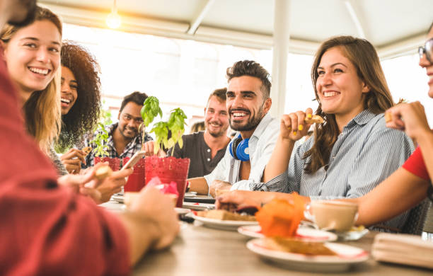 grupa przyjaciół pijących cappuccino w restauracji coffee bar - ludzie rozmawiają i bawią się razem w kawiarni mody - koncepcja przyjaźni z szczęśliwymi mężczyznami i kobietami w kawiarni - ciepły filtr vintage - friendship cafe social gathering talking zdjęcia i obrazy z banku zdjęć