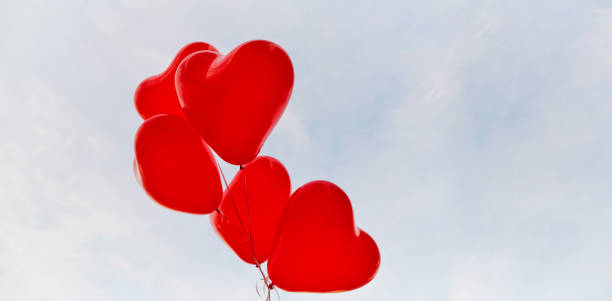 istock Red heart balloons on a background of sky. 895618124