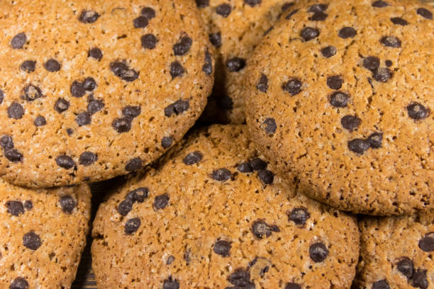 sfondo dei deliziosi biscotti al cioccolato - biscotti cookie morning temptation foto e immagini stock