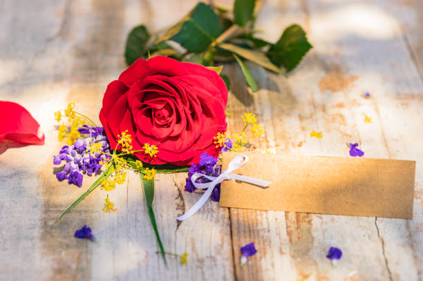 istock Bunch of flowers with empty tag 895634176