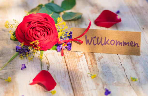 istock Flowers and tag with word welcome 895643582