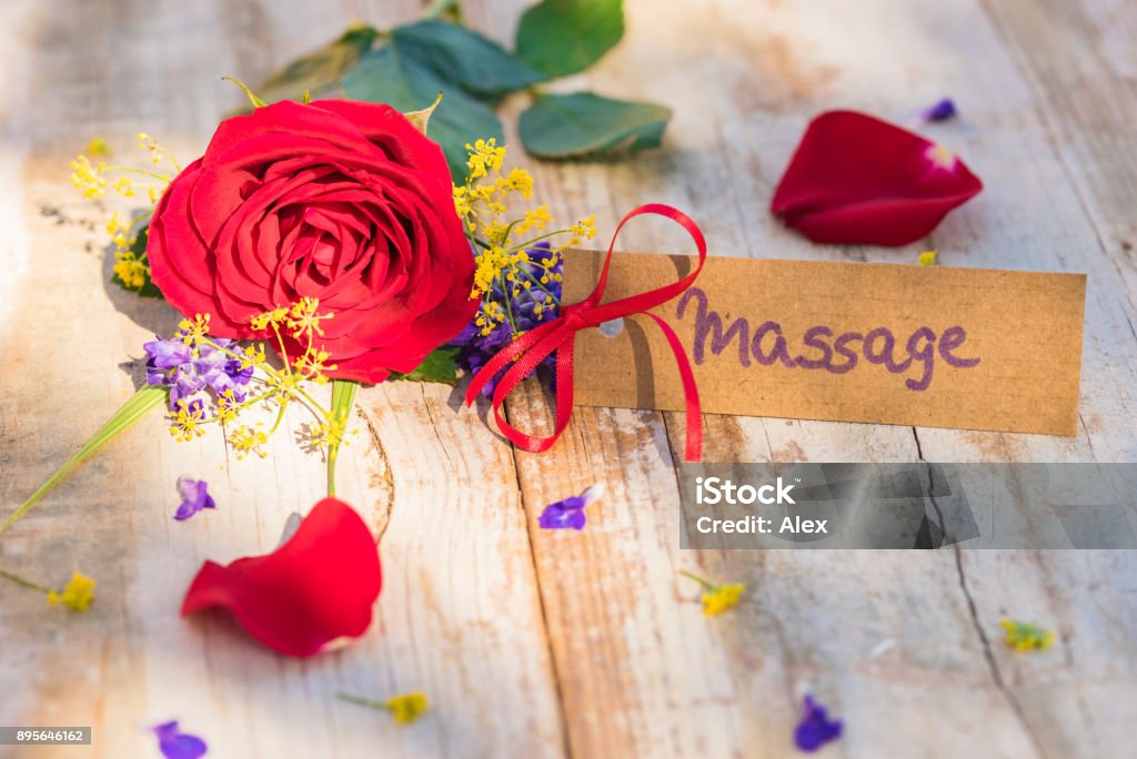Blumenstrauß mit Gutschein für Massage - Lizenzfrei Massieren Stock-Foto