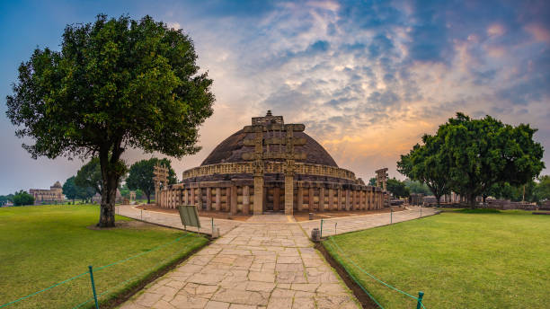 sanchi stupa, madhya pradesh, india. budista antiguo edificio, misterio de la religión, tallado en piedra. cielo de amanecer. - madhya fotografías e imágenes de stock