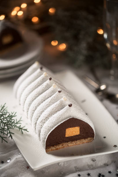 delicioso bolo de natal francês tradicional - christmas desserts - fotografias e filmes do acervo