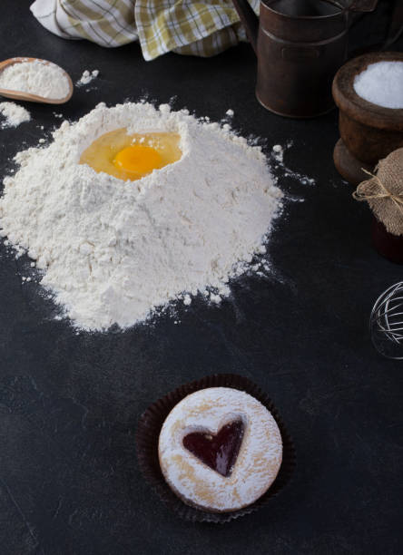 pastry cookie with a red jam heart and icing powder sugar - wheat pasta flour italy imagens e fotografias de stock