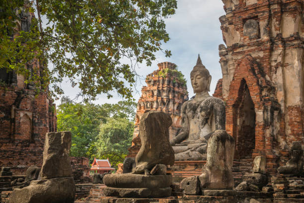 antiguo templo famoso, wat yai chaimongkol, en tailandia - reclining buddha fotografías e imágenes de stock
