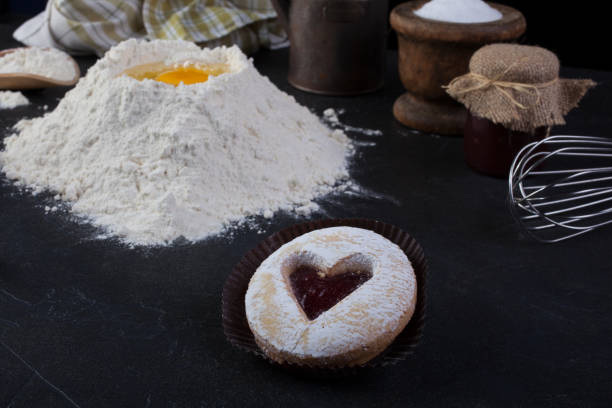 pastry cookie with a red jam heart and icing powder sugar - wheat pasta flour italy imagens e fotografias de stock