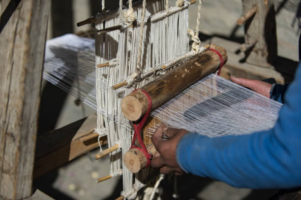 tisserand de femme au népal, la ville de manang. mustang, himalaya, décembre 2017 - manufacture de tapis photos et images de collection