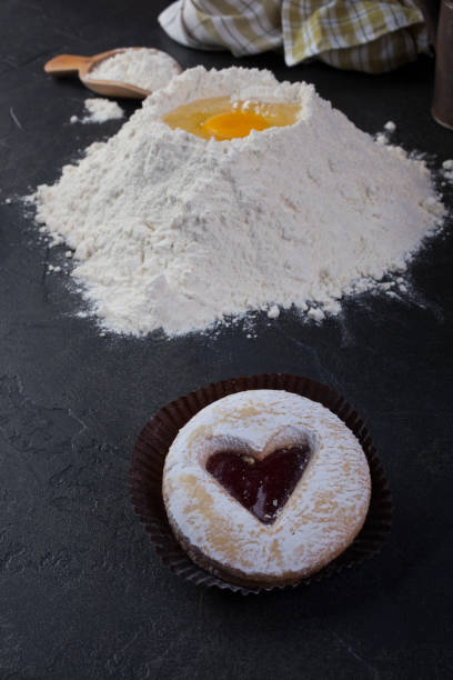 pastry cookie with a red jam heart and icing powder sugar - wheat pasta flour italy imagens e fotografias de stock