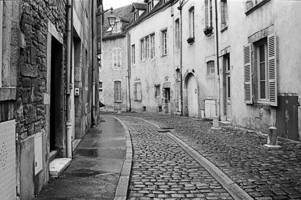 istock Quiet Street In Beaune 895703212