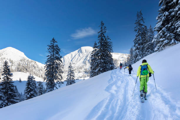 ski-touren - freerider auf dem weg zum gipfel - mount sonntagshorn - skiurlaub stock-fotos und bilder