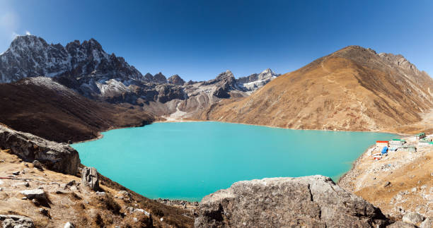 湖ドゥードポカリ gokyo ピーク gokyo 研究所を表示します。ヒマラヤ山脈。 - glacier himalayas frozen lake ストックフォトと画像