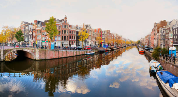 istock Amsterdam city view with canals and bridges 895782014