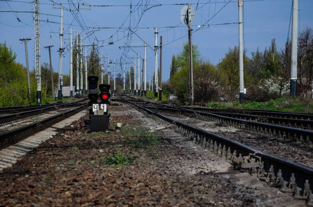 sinal vermelho em um semáforo na ferrovia - freight train flash - fotografias e filmes do acervo