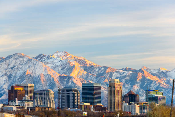 salt lake city mit ersten schnee in den bergen - winter olympic games stock-fotos und bilder