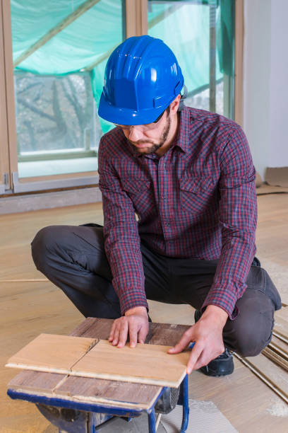 istock The man whit a circular saw 895808268
