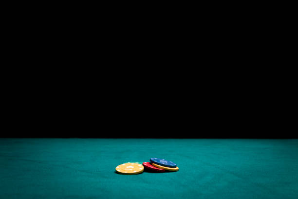 jetons de poker sur table de casino feutre vert - playing surface photos et images de collection