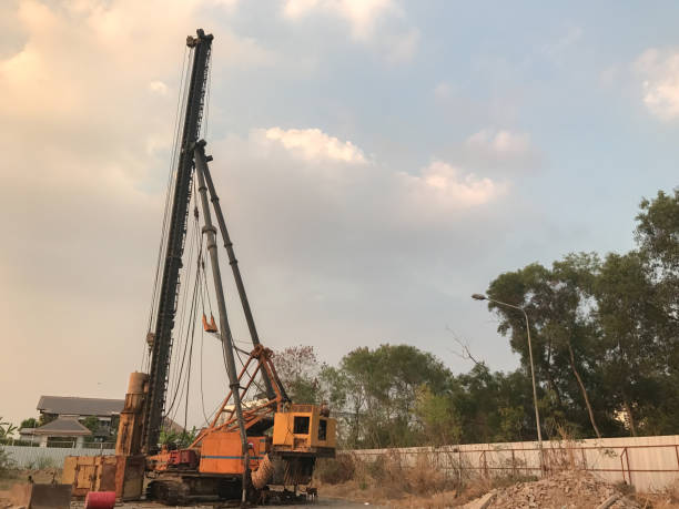 pieux de fondation perceuse dans le chantier de construction - borehole construction environment boredom photos et images de collection